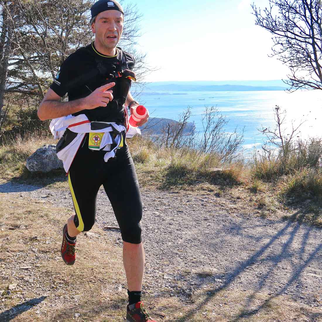 Runner nella Bora sul Carso triestino