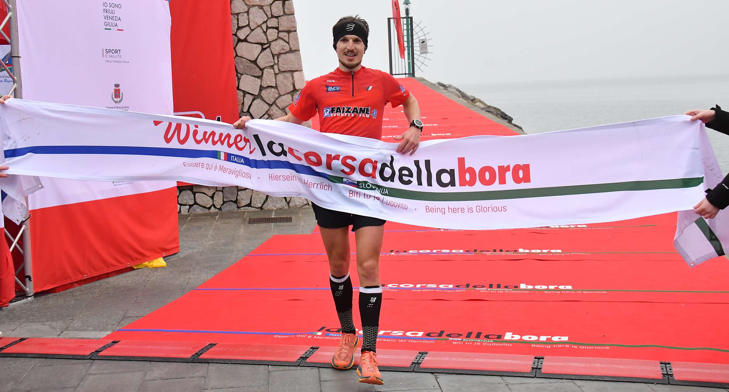 Arrivo di un vincitore della Corsa della Bora a PortoPiccolo