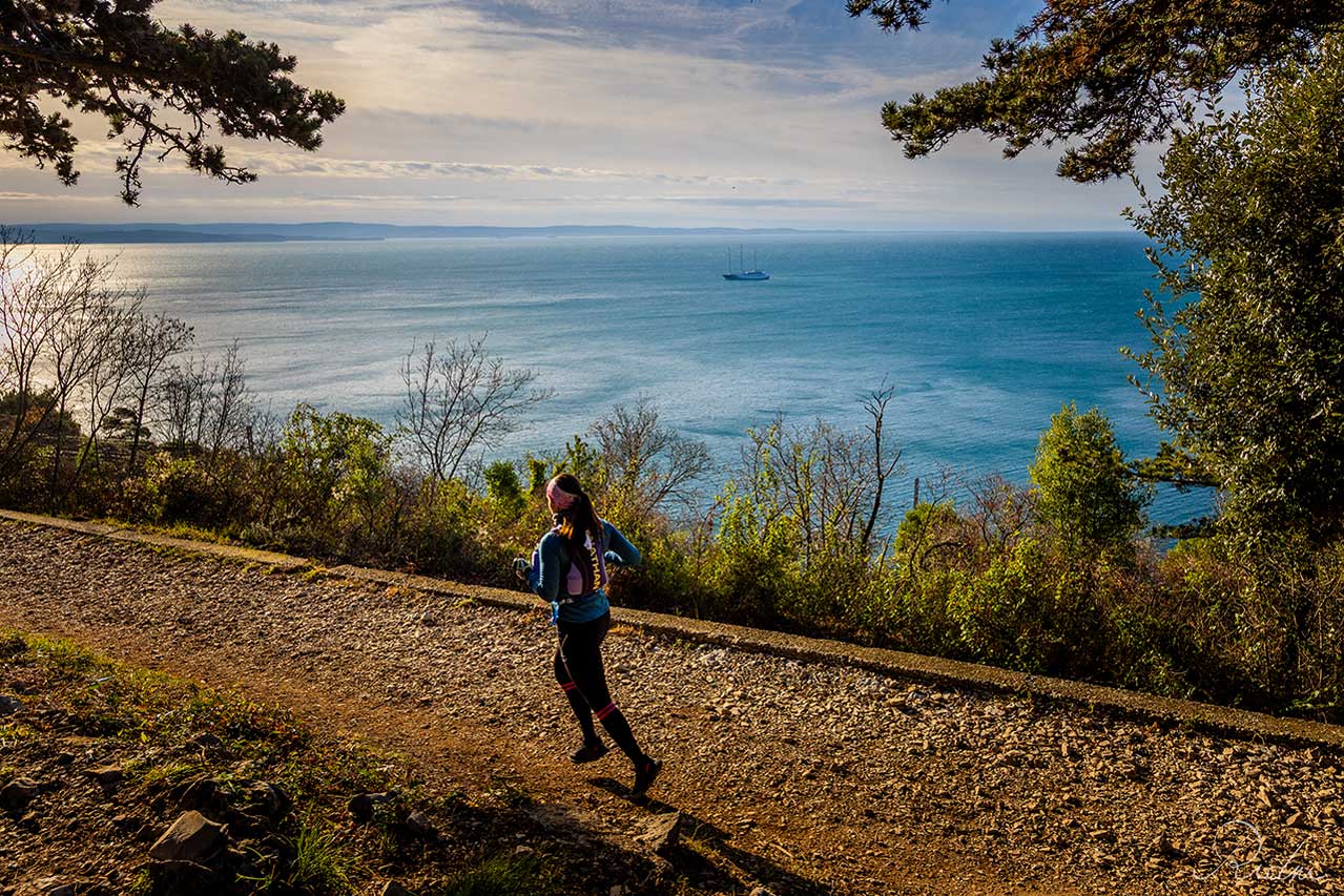Runner alla Corsa della Bora 2027, Trieste Ultra Trail (ph. IoSonoFVG)