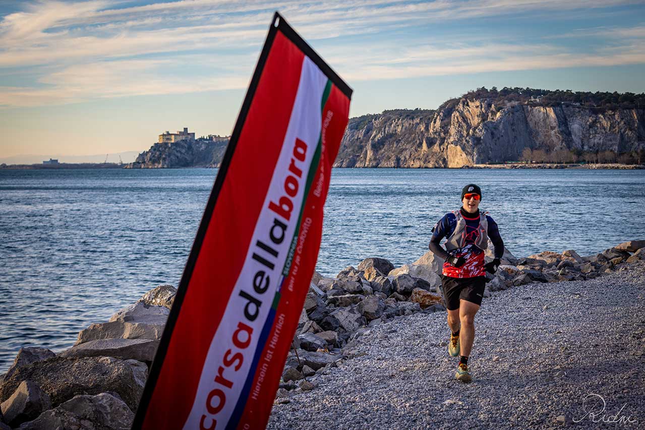 Runner alla Corsa della Bora 2027, Trieste Ultra Trail (ph. IoSonoFVG)