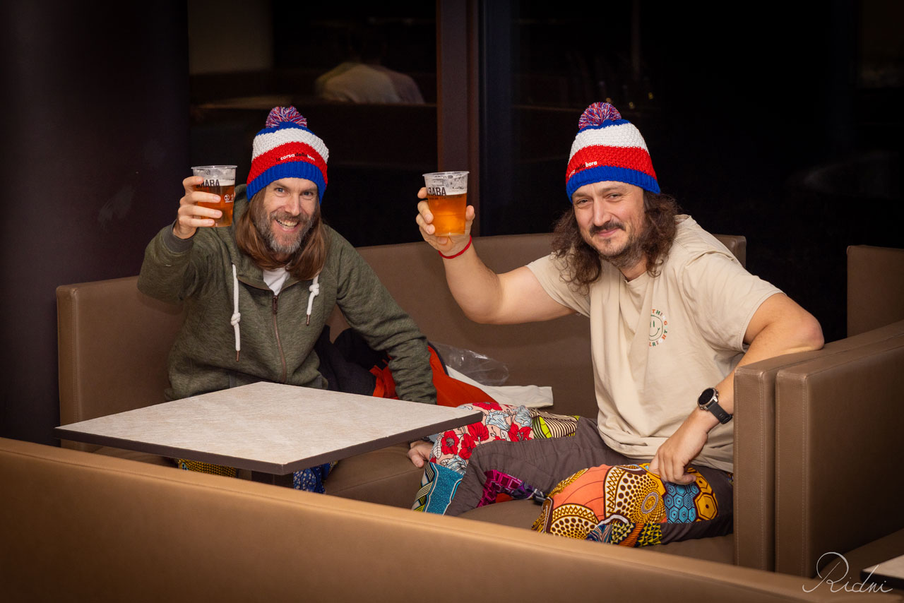 Birra con gli amici al Bora Village