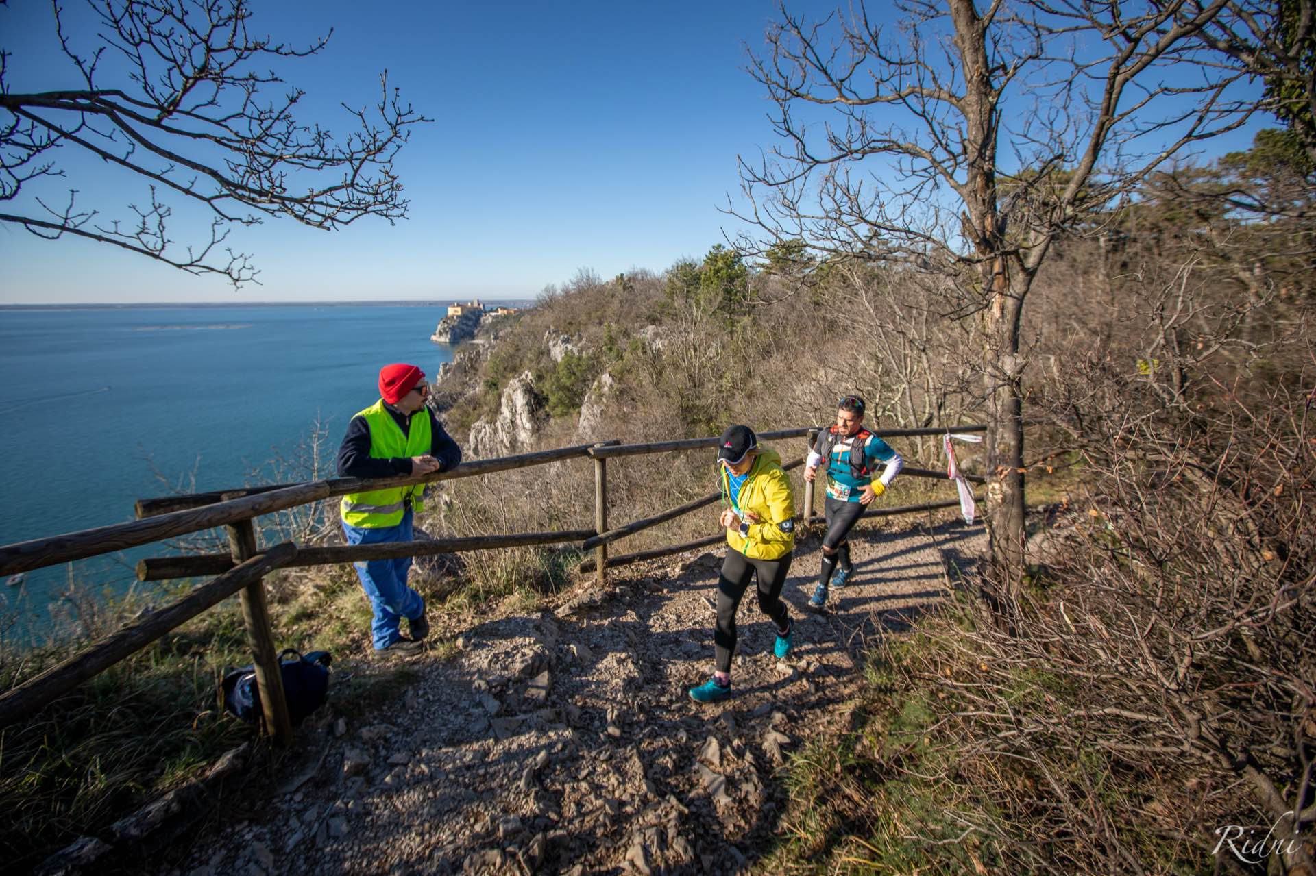 Un runner in corsa sul Sentiero Rilke, tra Sistiana e Duino