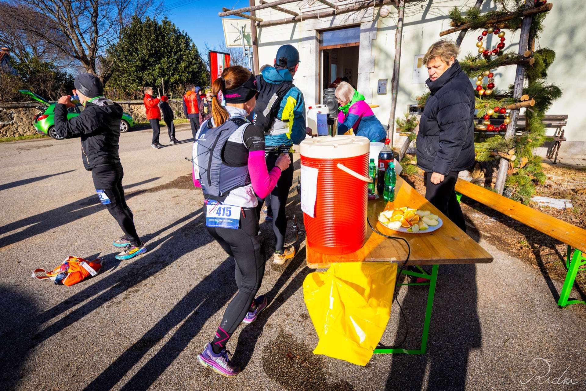 Volontaria a un ristoro della Corsa della Bora sul Carso