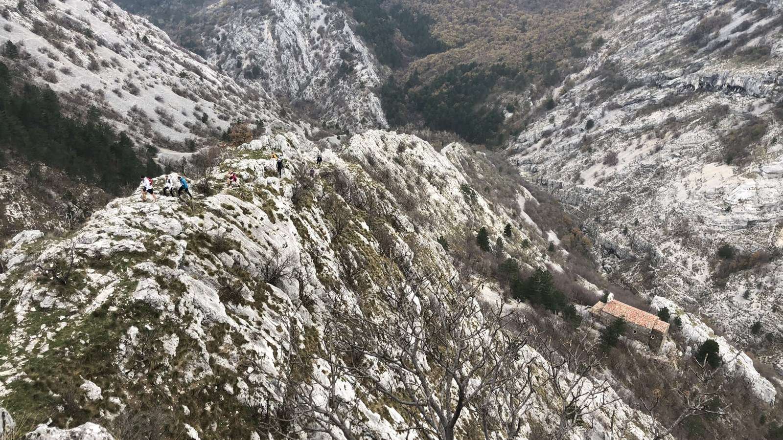 La Val Rosandra dall'alto, con il costone roccioso e le case sul fondovalle