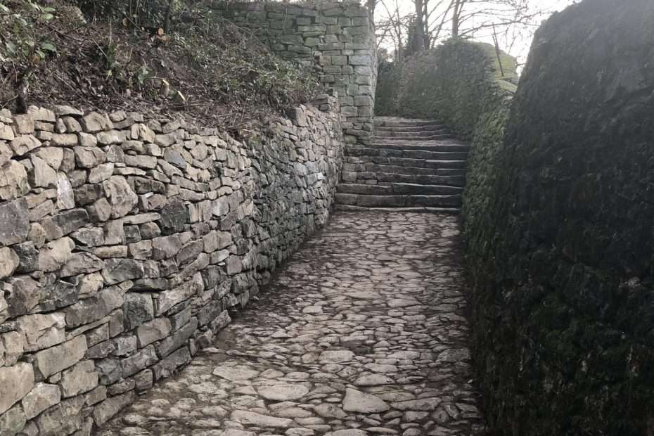 The stone stairway and its dry-stone walls, on the escarpment between the sea and Contovello